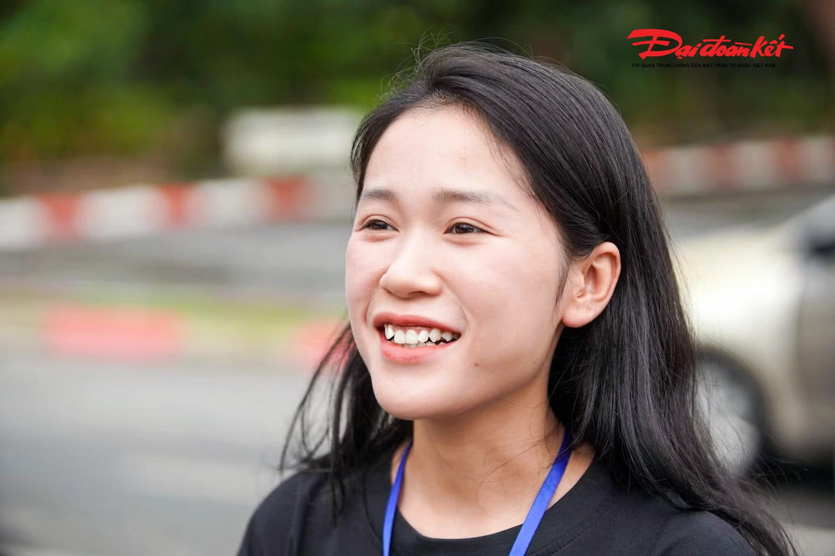 Rạng rỡ rời xe sau khi hoàn thành phần thi sa hình, bạn Đào Mỹ Linh (SN 2003, trú tại Hà Đông, Hà Nội) cho biết: "Mình thấy quy trình mới hợp lý hơn. Dù không còn bài thi mô phỏng nhưng các phần thi lý thuyết và thực hành vẫn đánh giá đầy đủ kiến thức, kỹ năng của người lái xe. Muốn lái xe an toàn thì vẫn phải học nghiêm túc và chấp hành đúng quy định của pháp luật".