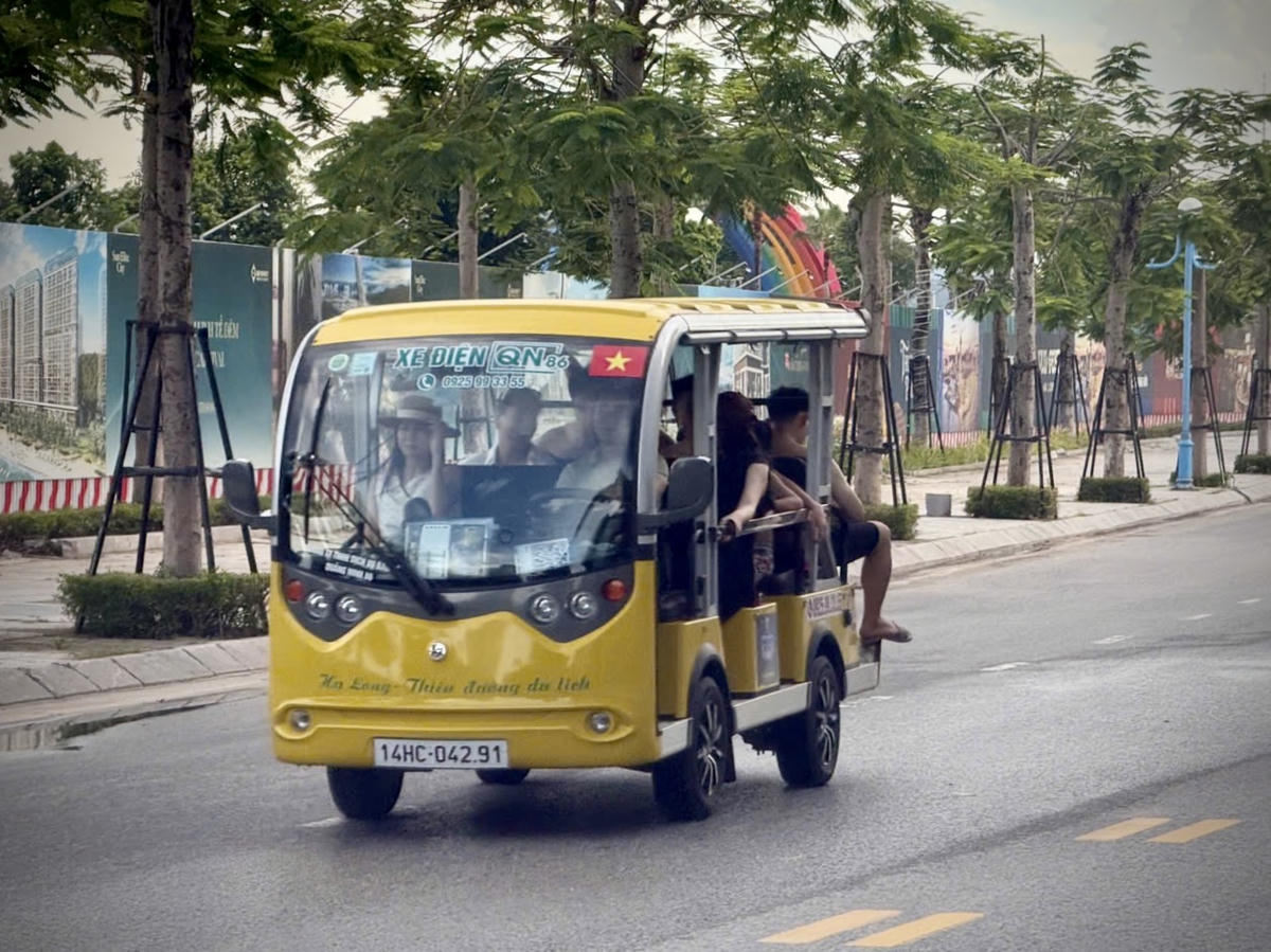 Sau khi tắm biển, người dân thường lựa chọn phương tiện xe điện để di chuyển về khách sạn.
