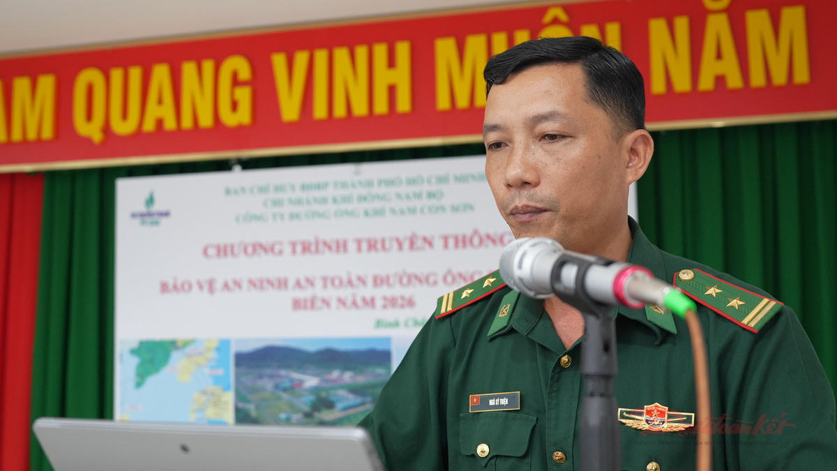 Đại diện Đồn Biên phòng Bình Châu báo cáo tại hội nghị. Ảnh: Quang Tiến.