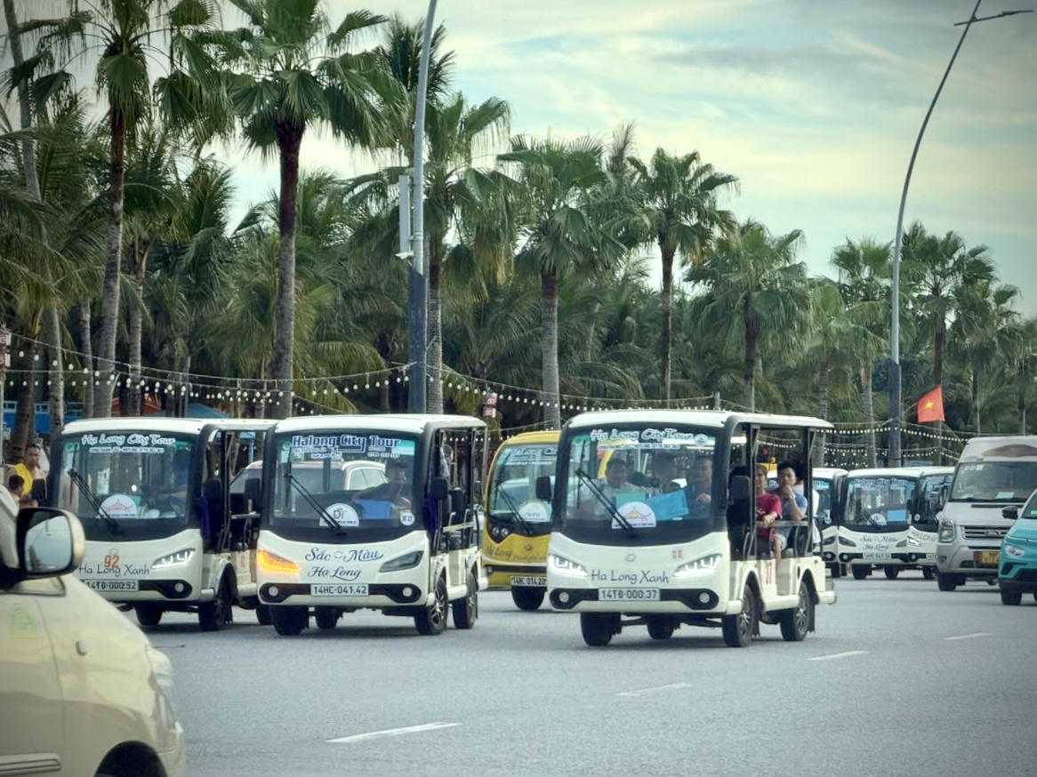 Xe điện đón trả khách tại khu vực bãi tắm Bãi Cháy.