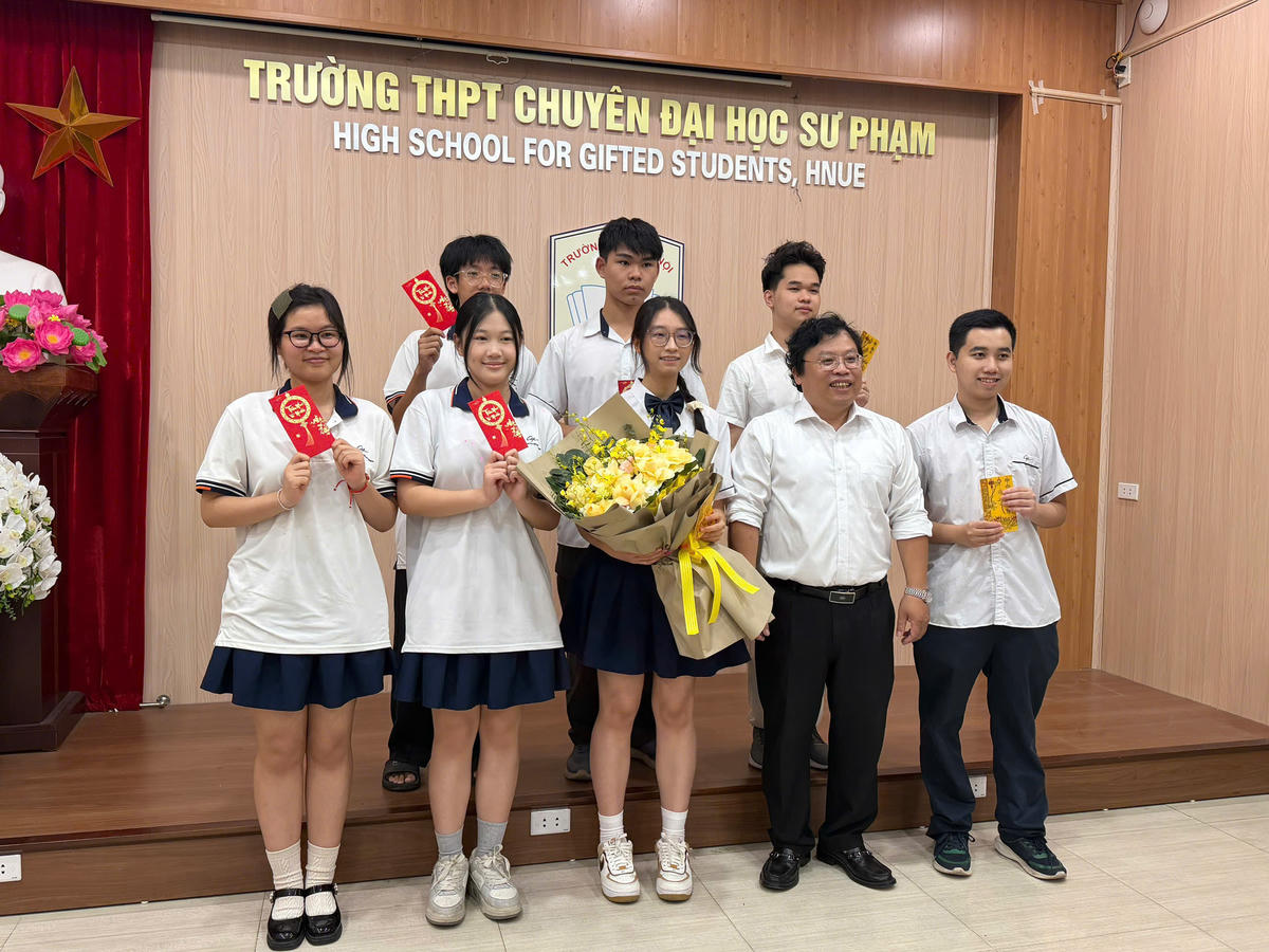 Thầy Trương Trọng Khánh tặng hoa chúc mừng học sinh có thành tích cao tại Kỳ thi tốt nghiệp THPT năm 2026. Ảnh: Nguyễn Hoài