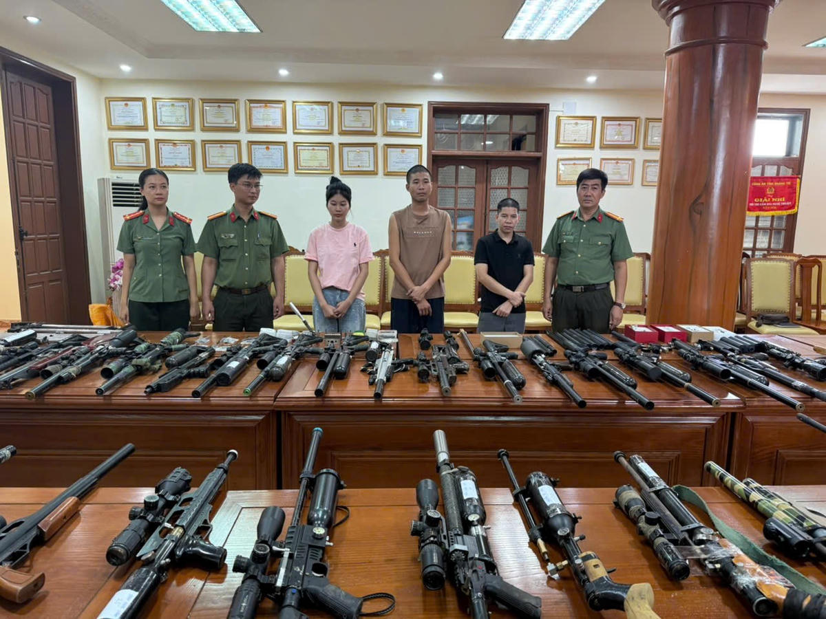 Lực lượng phá án thu giữ hàng trăm tang vật, triệu tập nhiều đối tượng liên quan. Ảnh: CA.