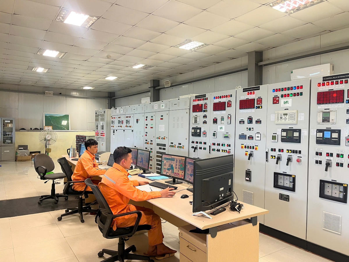 Ca trực vận hành theo dõi liên tục các thông số kỹ thuật, phối hợp với đơn vị điều độ để sẵn sàng huy động nguồn điện khi phụ tải tăng cao.