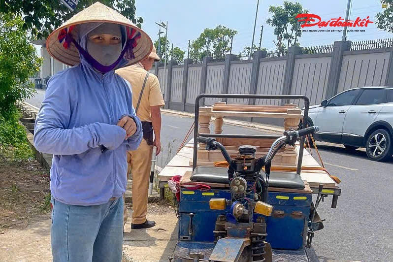 Ở một số làng nghề như Tây Phương, một số người vẫn sử dụng xe ba bánh để chở hàng hóa.