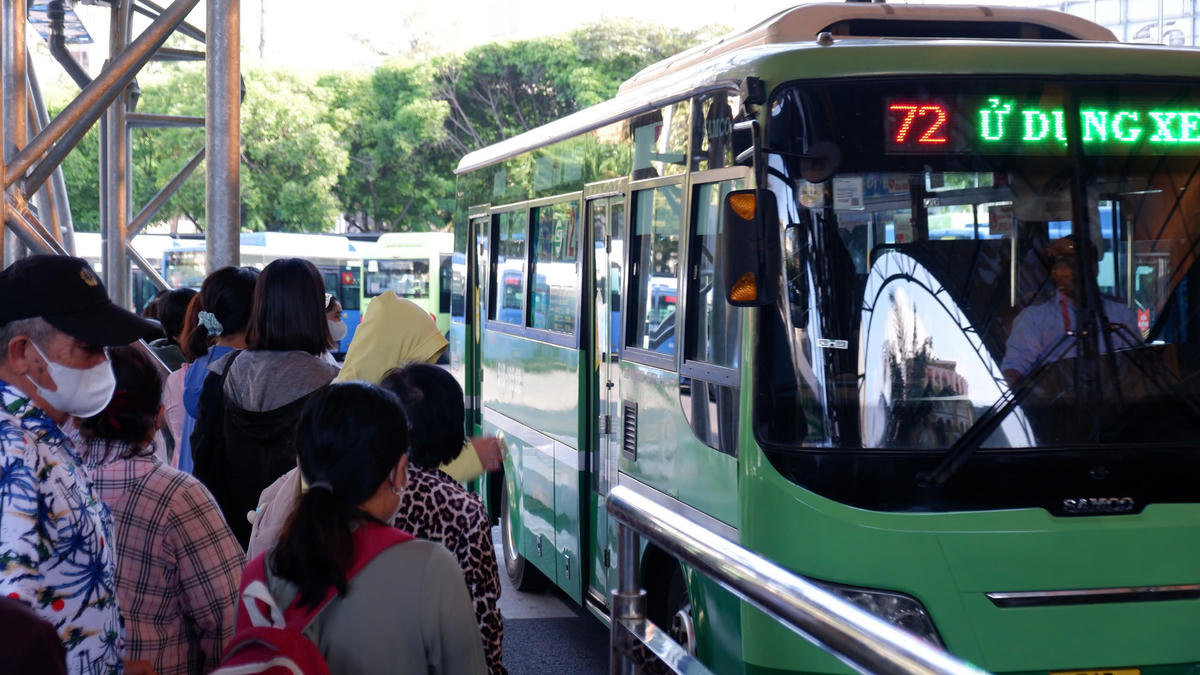 Ngày đầu miễn phí xe buýt, người dân TP Hồ Chí Minh phấn khởi đón nhận