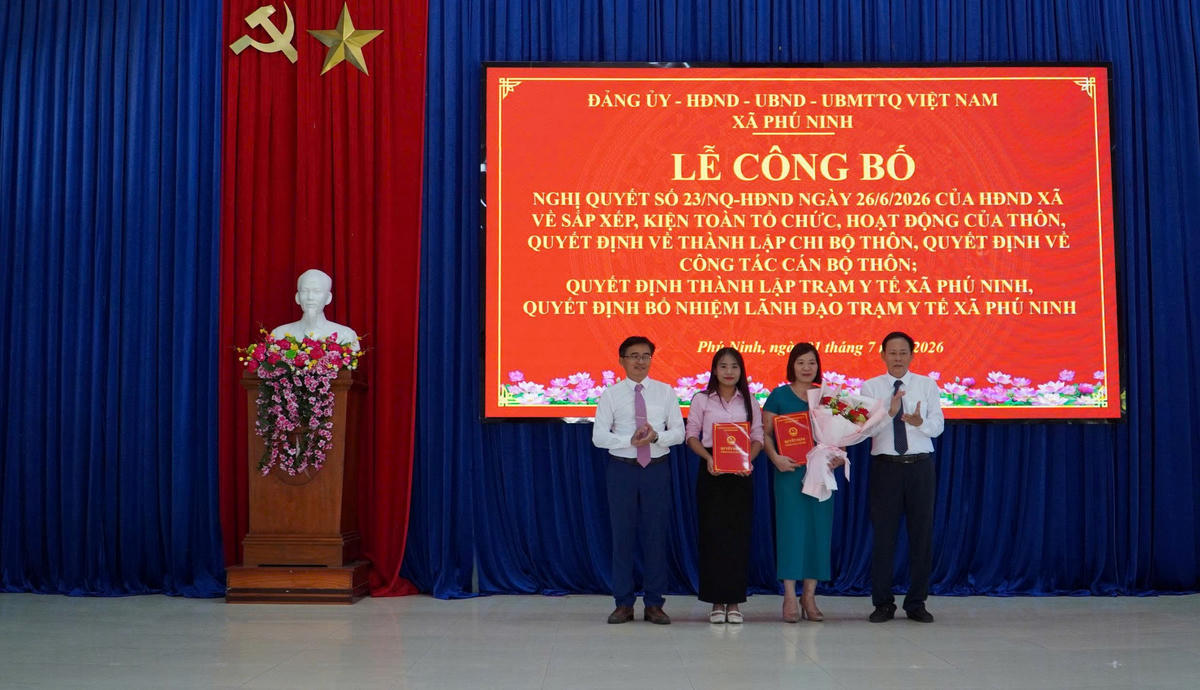 Lãnh đạo xã Phú Ninh trao quyết định bổ nhiệm nhân sự trạm y tế xã. Ảnh: NT.