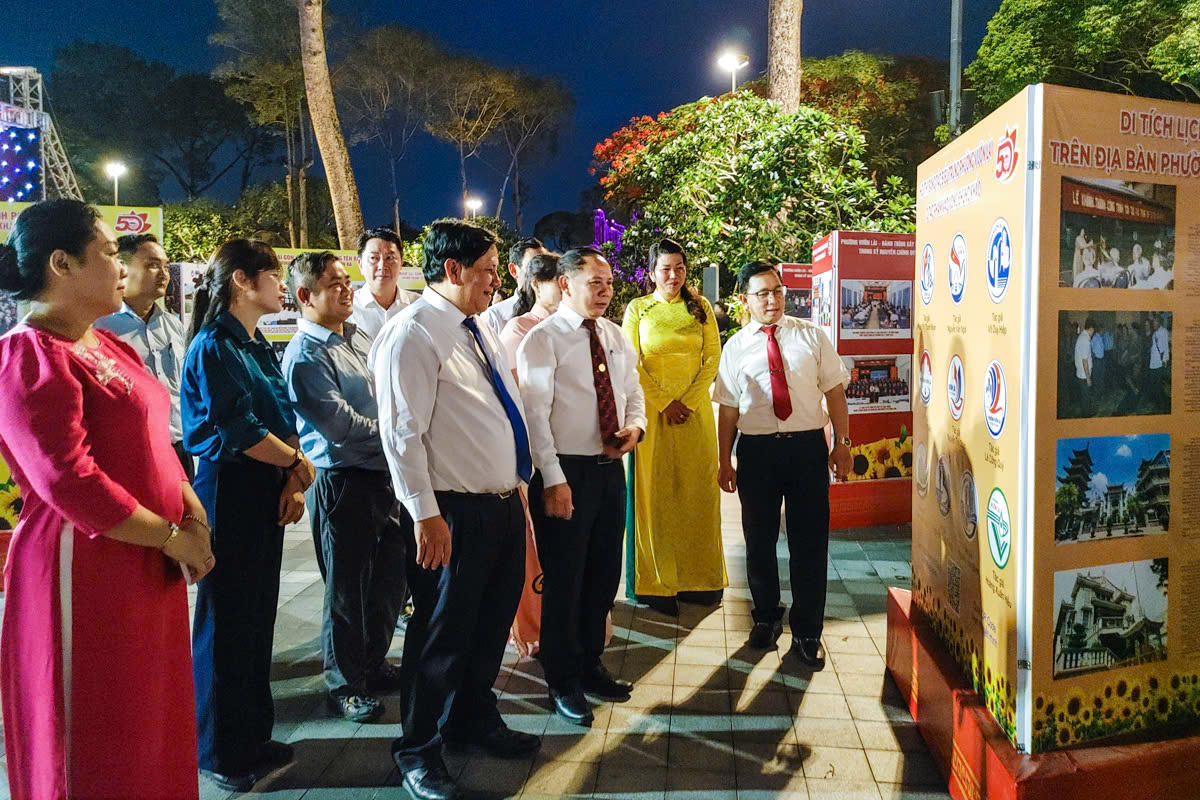Lãnh đạo và người dân địa phương tìm hiểu quá trình phát triển qua nhiều giai đoạn lịch sử. Ảnh: H.L