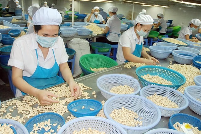 Làm chủ “sân chơi” bằng thương hiệu