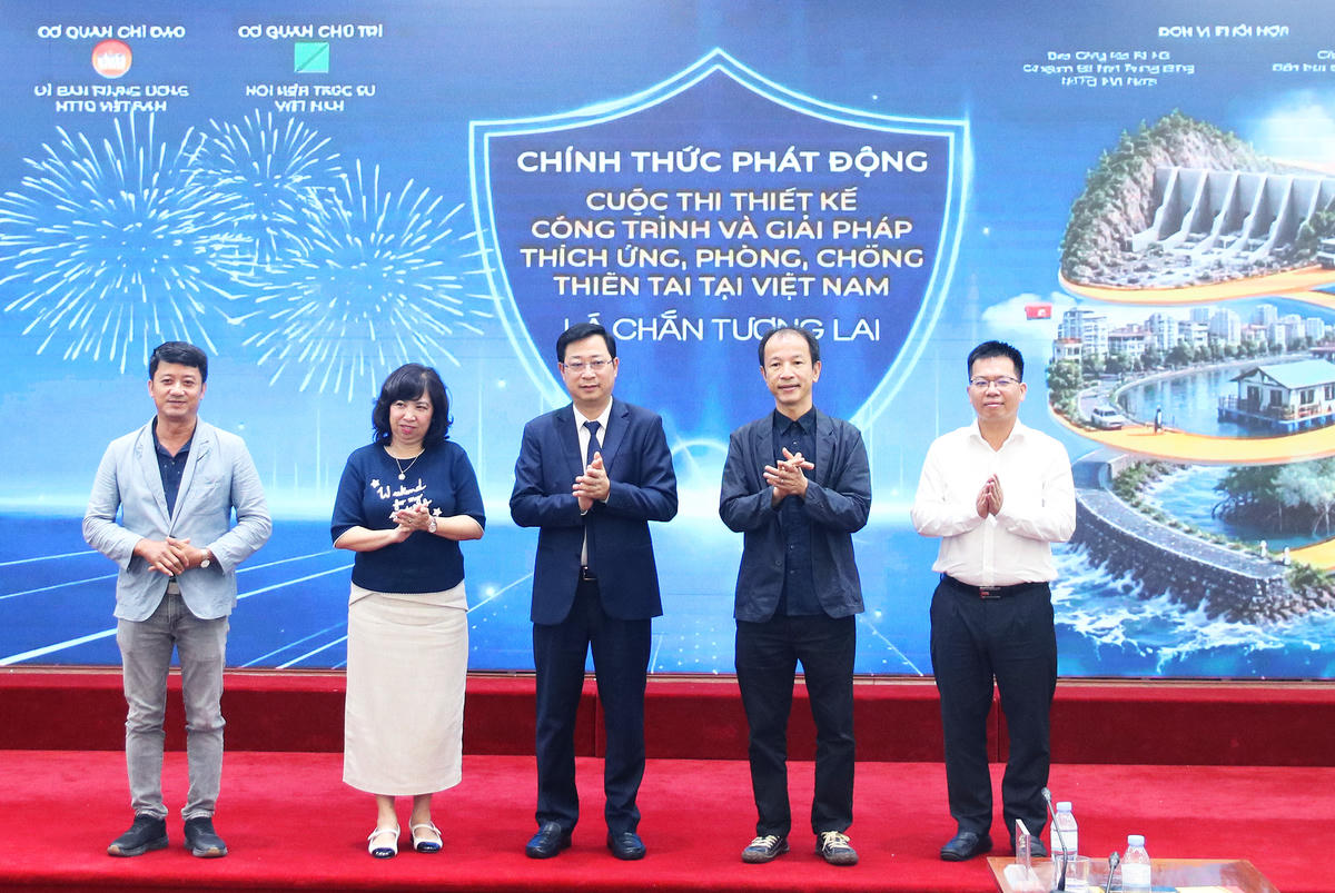 Phó Chủ tịch Cao Xuân Thạo và các đại biểu thực hiện nghi thức phát động Cuộc thi "Thiết kế công trình và giải pháp thích ứng, phòng, chống thiên tai tại Việt Nam".