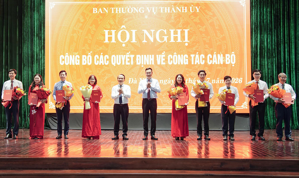 Bí thư Thành ủy Lê Ngọc Quang và Phó Bí thư Thường trực Thành ủy Nguyễn Đình Vĩnh trao quyết định và tặng hoa chúc mừng các cán bộ. Ảnh: Mai Quang.