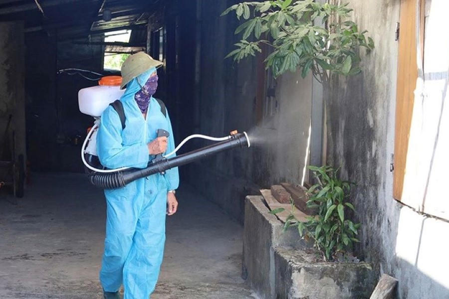 Lực lượng y tế phun hóa chất diệt muỗi phòng, chống sốt xuất huyết tại TDP Liên Phú, phường Hoành Sơn. Ảnh: TH.