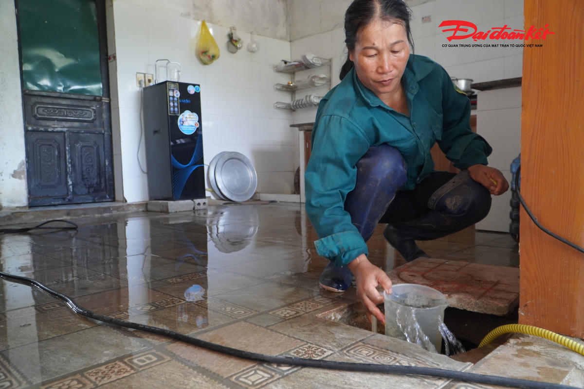 Nước bẩn tràn vào giếng của gia đình chị Nguyễn Thị Thủy. Ảnh: HN.
