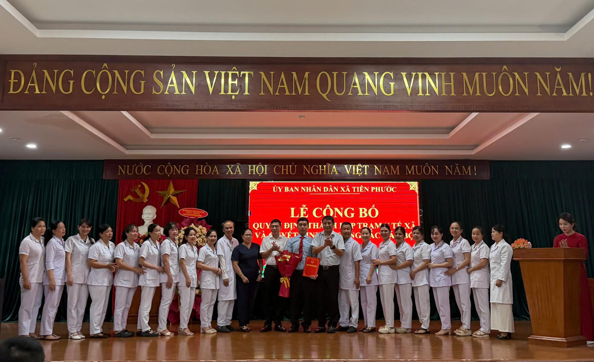Xã Tiên Phước công bố quyết định thành lập trạm y tế. Ảnh: CĐ.