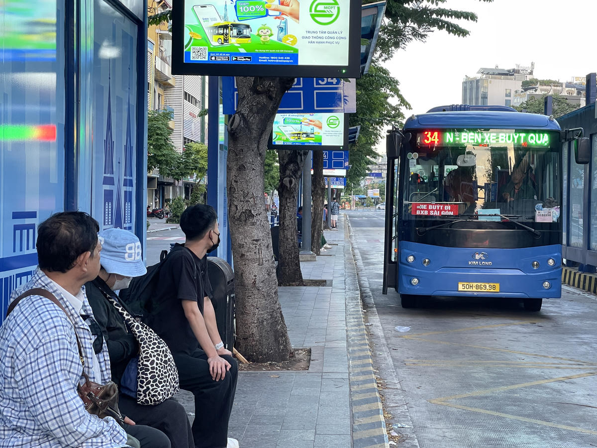 Ngày đầu miễn phí xe buýt, người dân TP Hồ Chí Minh phấn khởi đón nhận