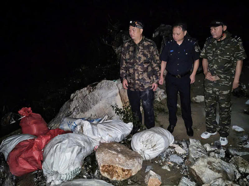 Lực lượng chức năng kiểm tra, thu giữ các bao tải chứa thực phẩm đông lạnh không rõ nguồn gốc tại khu vực bãi đá ven sông Lô, xã Thanh Thủy, tỉnh Tuyên Quang rạng sáng ngày 29/4/2026. Ảnh: Hải quan khu vực XVI