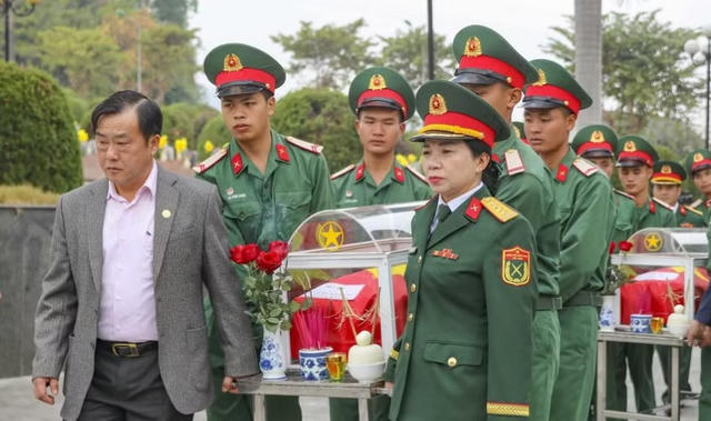 Đưa hài cốt các liệt sỹ về an táng tại Nghĩa trang Liệt sỹ Tông Khao, xã Thanh Nưa, huyện Điện Biên, tỉnh Điện Biên.
