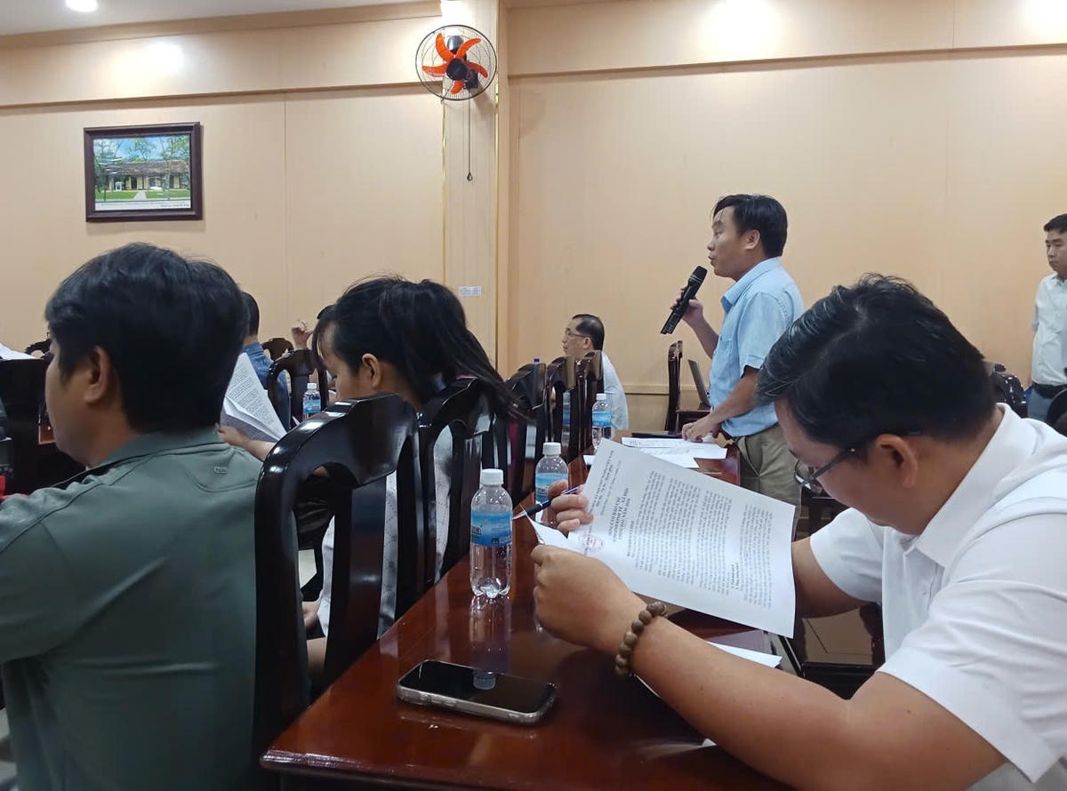 Các Phóng viên đặt câu hỏi tại buổi họp báo.