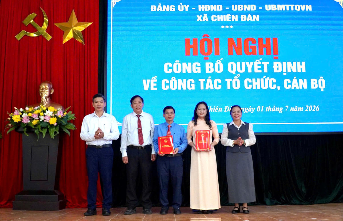 Lãnh đạo xã Chiên Đàn trao quyết định bổ nhiệm cán bộ trạm y tế xã. Ảnh: CĐ.