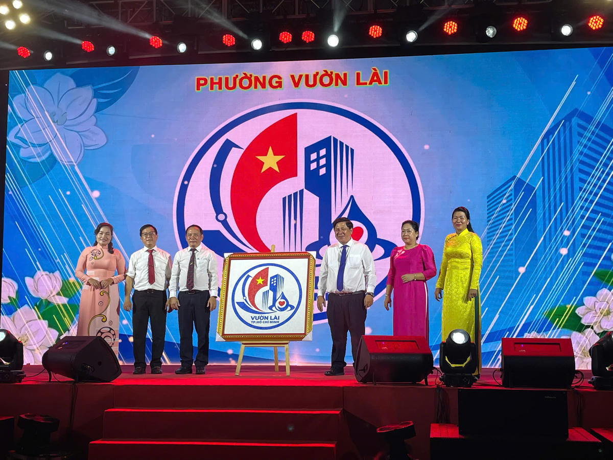 Lễ công bố biểu trưng nhận diện chính thức của phường Vườn Lài. Ảnh: H.L