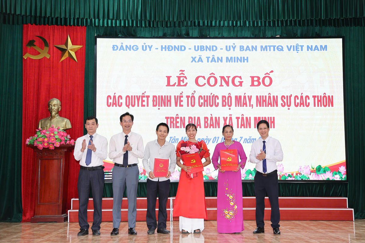 Lễ công bố quyết định về tổ chức bộ máy, nhân sự các thôn trên địa bàn xã Tân Minh, TP Hải Phòng. Ảnh: TM.