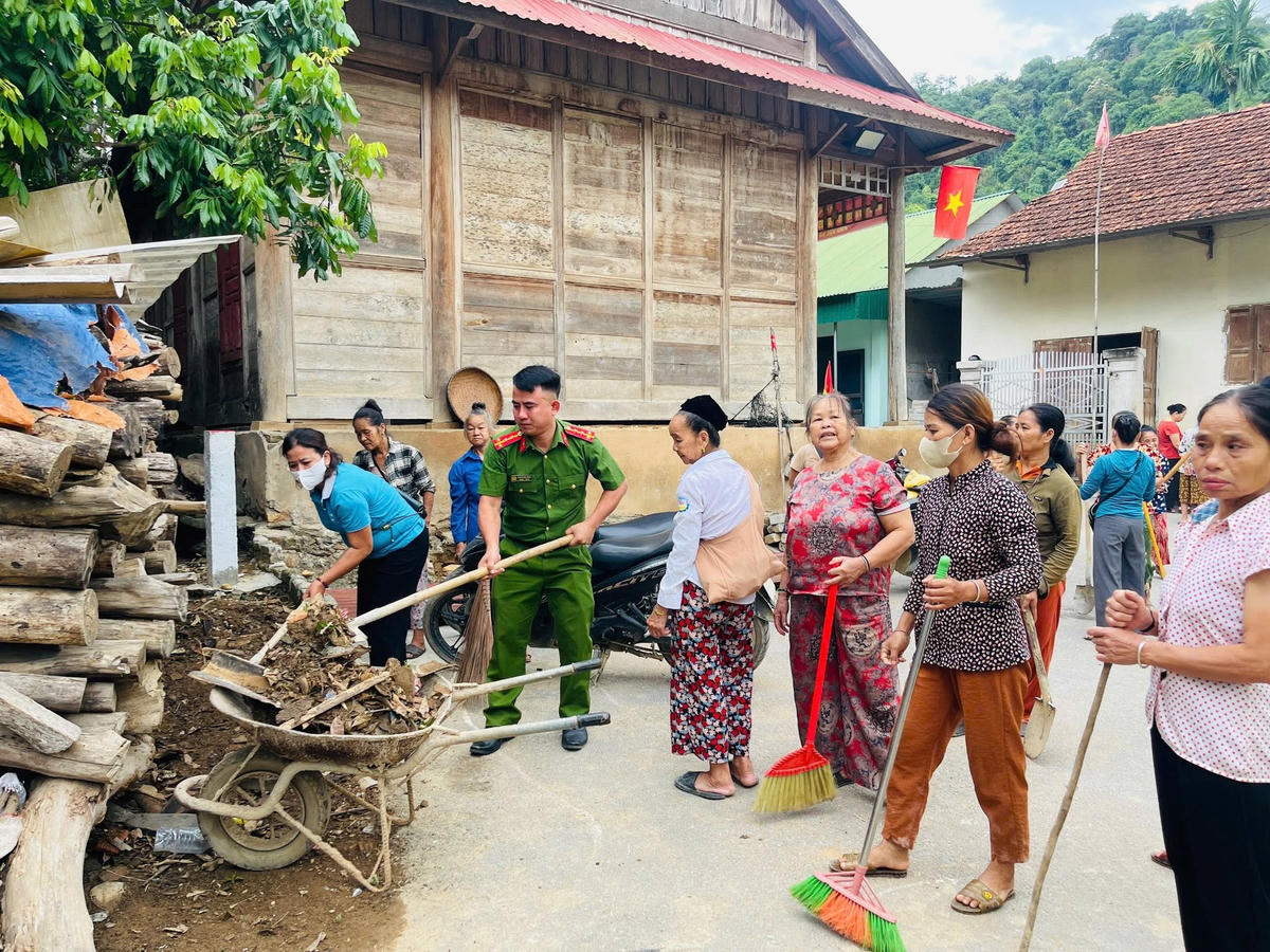 Lực lượng công an cơ sở và người dân tham gia giữ gìn vệ sinh môi trường. Ảnh: MT