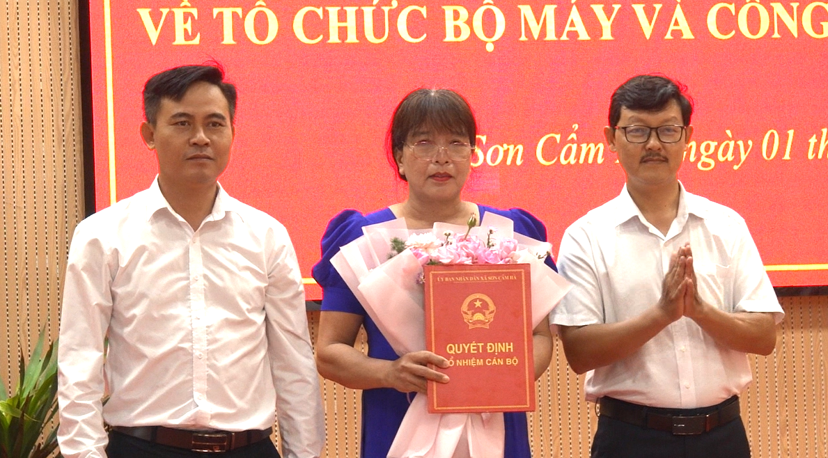 Lãnh đạo xã Sơn Cẩm Hà trao quyết định bổ nhiệm lãnh đạo trạm y tế xã. Ảnh: NT.