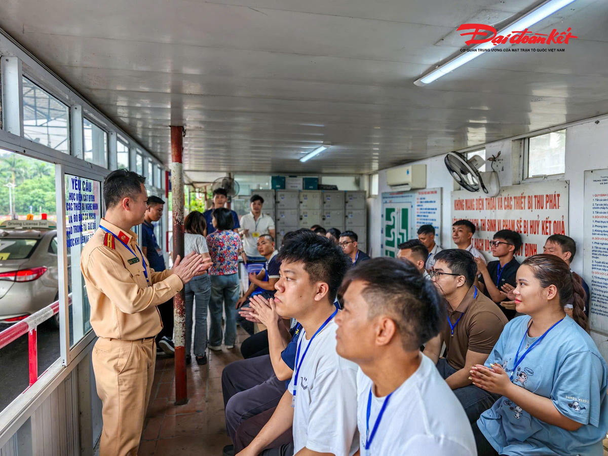 Ghi nhận tại điểm sát hạch của Trung tâm Giáo dục nghề nghiệp và Đào tạo lái xe, Trường Đại học Phòng cháy chữa cháy (xã Lương Sơn, tỉnh Phú Thọ), từ ngày 1/7, đông đảo học viên đã có mặt để hoàn tất các thủ tục tham gia kỳ sát hạch đầu tiên theo quy trình mới.