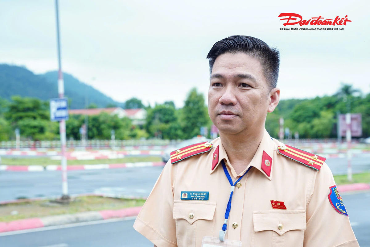 Trung tá Tạ Ngọc Khánh (Đội phó Đội Sát hạch, cấp giấy phép lái xe cơ giới đường bộ, Phòng CSGT Hà Nội) cho biết, việc triển khai quy trình sát hạch mới được thực hiện theo Thông tư số 108/2026/TT-BCA và quán triệt thực hiện nghiêm ý kiến chỉ đạo của lãnh đạo Cục CSGT về bảo đảm công tác sát hạch diễn ra công khai, minh bạch, đúng quy định, đồng thời tiếp tục nâng cao chất lượng người lái xe ngay từ khâu đào tạo và sát hạch.