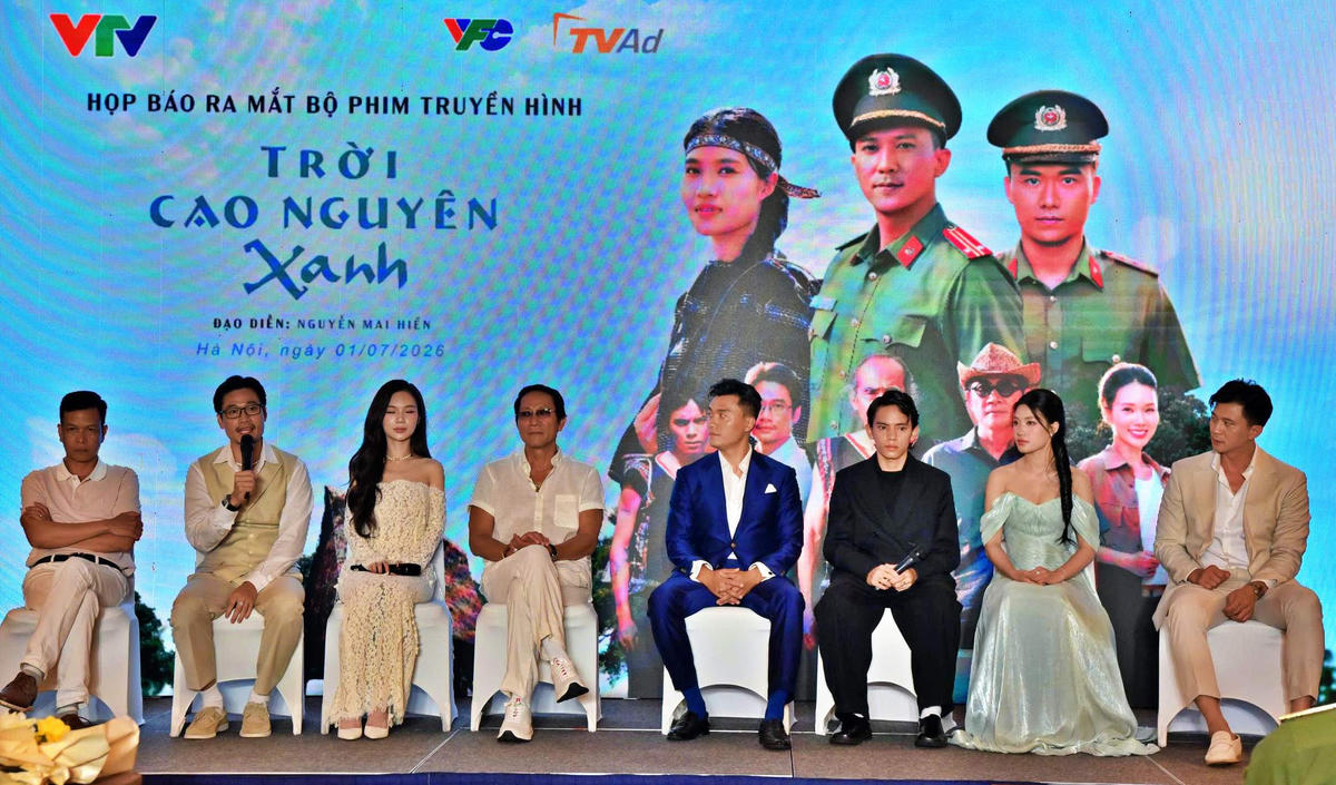 Ê-kíp và một số trong phim Trời cao nguyên xanh trao đổi tại họp báo.