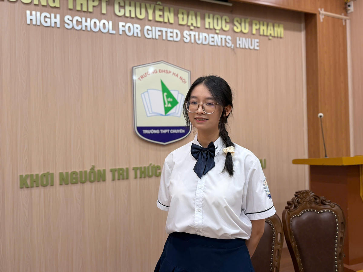 Em Hoàng Hương Giang - học sinh lớp 12 Toán 1, Trường THPT Chuyên Đại học Sư phạm Hà Nội trở thành thủ khoa toàn quốc khối A01. Ảnh: Nguyễn Hoài