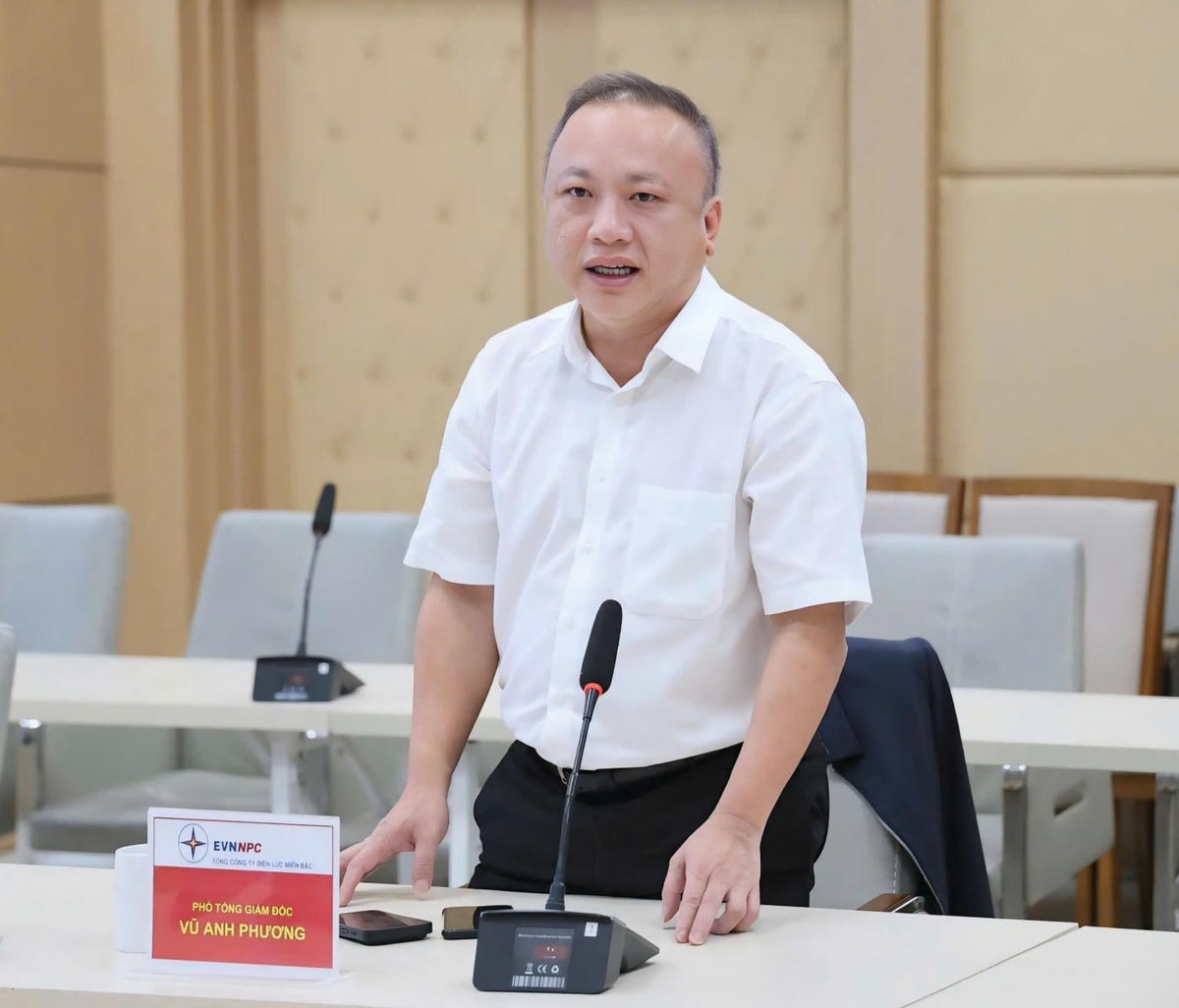 Phó Tổng giám đốc EVNNPC Vũ Anh Phương chia sẻ, các nhà máy thủy điện nhỏ đấu nối vào lưới điện phân phối là nguồn điện tại chỗ quan trọng, góp phần bảo đảm cung ứng điện an toàn, ổn định cho miền Bắc, đặc biệt trong các thời điểm phụ tải tăng cao.