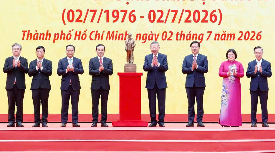 Tổng Bí thư, Chủ tịch nước Tô Lâm thay mặt lãnh đạo Đảng, Nhà nước trao tặng tượng Chủ tịch Hồ Chí Minh đến lãnh đạo thành phố. Ảnh: BTC.