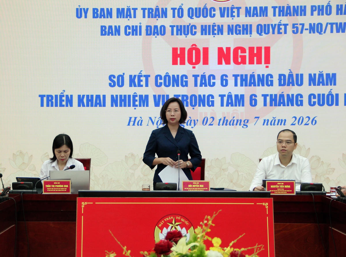 Bà Bùi Huyền Mai, Phó Chủ tịch không chuyên trách Ủy ban Trung ương MTTQ Việt Nam, Ủy viên Ban Thường vụ Thành ủy, Chủ tịch Ủy ban MTTQ Việt Nam thành phố Hà Nội, Trưởng Ban Chỉ đạo phát biểu tại hội nghị. Ảnh: Lê Phương