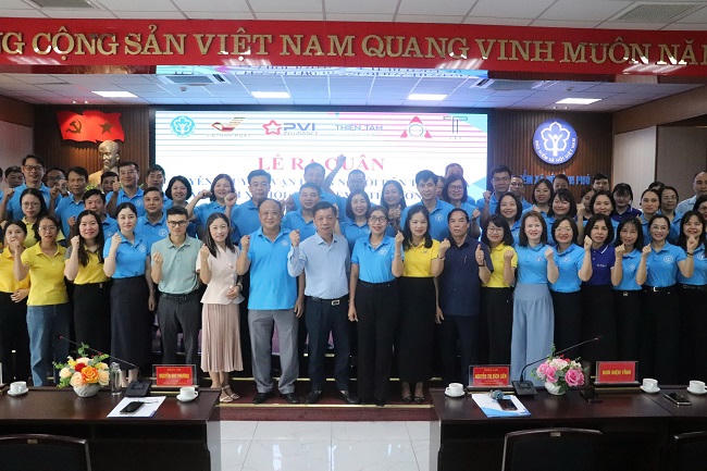Trong ngày ra quân BHXH tỉnh Phú Thọ BHXH tỉnh Phú Thọ đã trao 220 sổ BHXH và hơn 500 thẻ BHYT cho người dân có hoàn cảnh khó khăn. Ảnh: BHXH Phú Thọ
