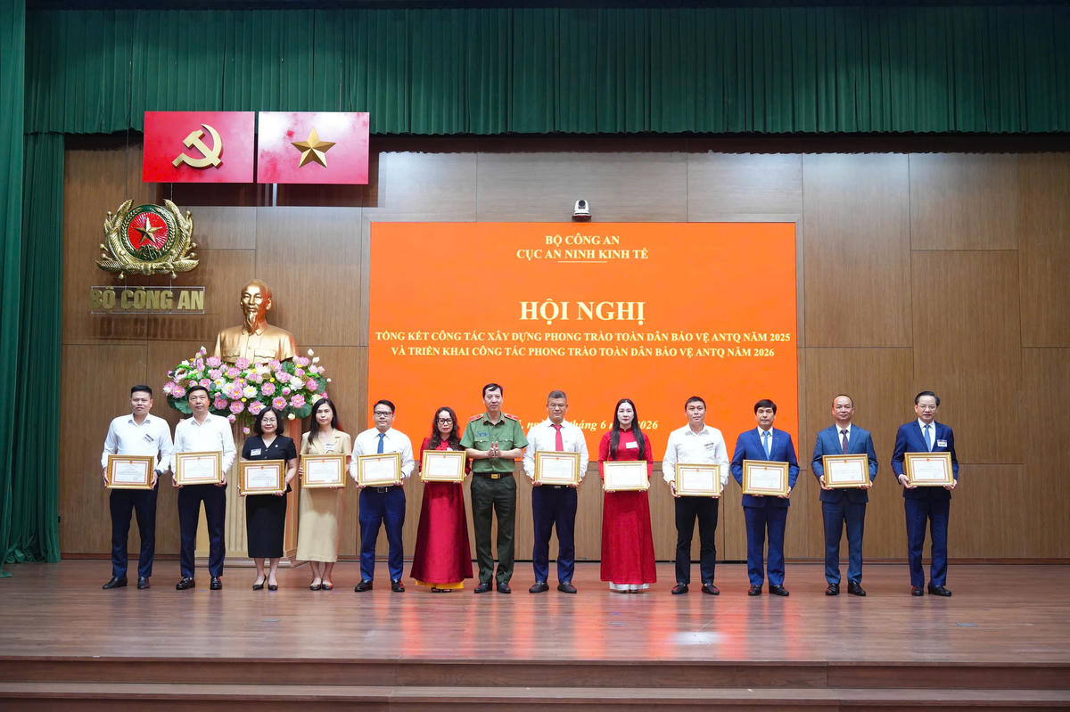  Ông Nguyễn Hữu Tú - Tổng Giám đốc Tập đoàn Hóa chất Việt Nam nhận giấy khen từ Cục trưởng Cục An ninh kinh tế