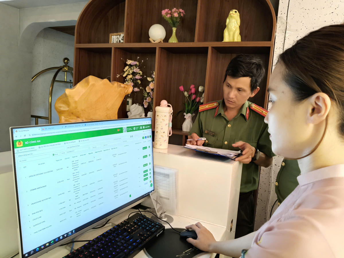 Hướng dẫn cơ sở lưu trú kết nối hệ thống phần mềm quản lý người nước ngoài. Ảnh: Nguyễn Tú.