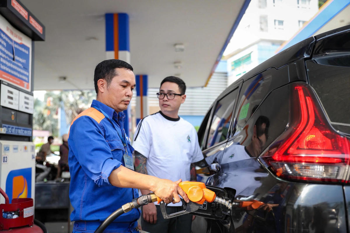 Giá xăng giảm mạnh từ 15h hôm nay 2/7, xăng RON95 hạ gần 800 đồng/lít. Ảnh minh hoạ.