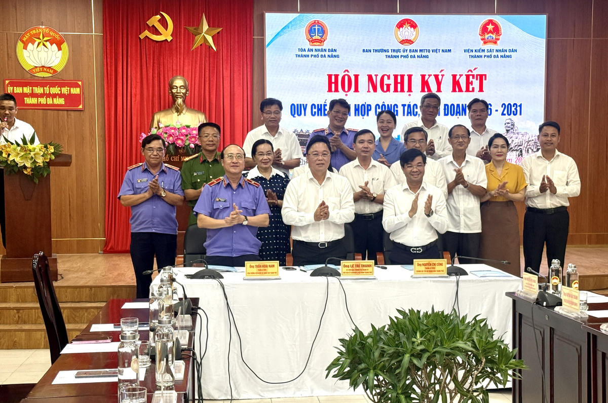 Ban Thường trực Ủy ban Mặt trận Tổ quốc Việt Nam TP Đà Nẵng, TAND TP Đà Nẵng và Viện KSND TP Đà Nẵng ký kết quy chế phối hợp giai đoạn 2026 - 2031. Ảnh: Nguyễn Tú.