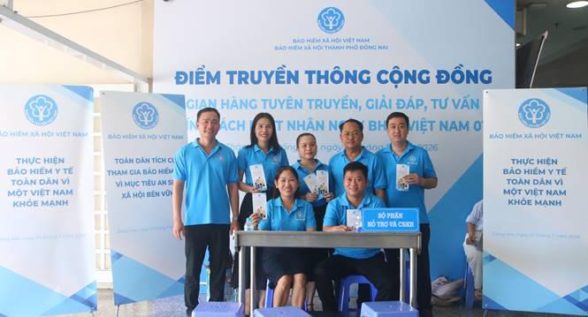 Gian hàng truyền thông chính sách BHYT tại Đồng Nai. Ảnh: Minh Minh