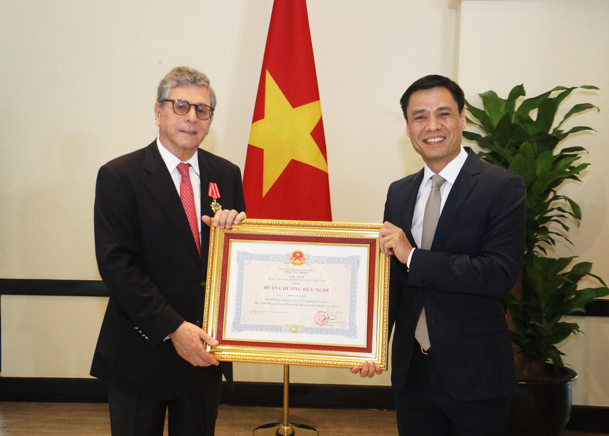 Thứ trưởng Ngoại giao Đặng Hoàng Giang trao Huân chương Hữu nghị tặng Đại sứ Brasil tại Việt Nam