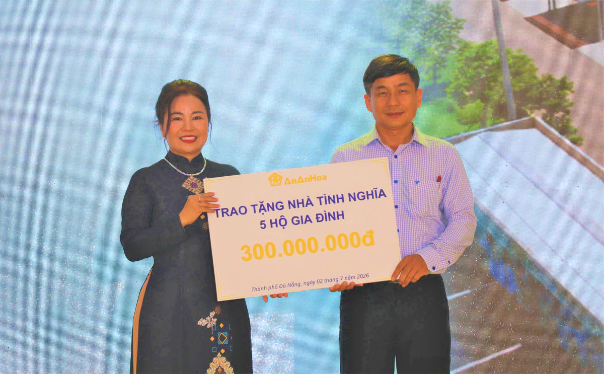 Đại diện lãnh đạo An An Hòa Group đã trao tặng 5 căn nhà tình nghĩa cho các hộ gia đình có hoàn cảnh khó khăn cho xã Núi Thành. Ảnh: CĐ.