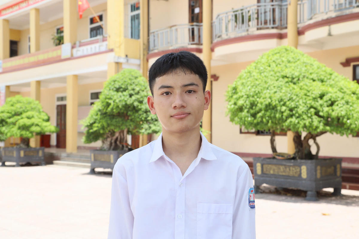 Nam sinh Nguyễn Tiến Đạt với thành tích nổi bật. 