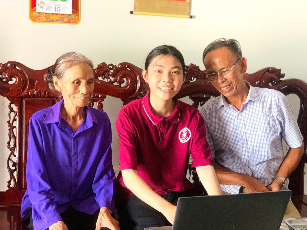 Bố mẹ đi làm công nhân xa nhà, Hoài Thu ở cùng ông bà nội. Ảnh: HN.
