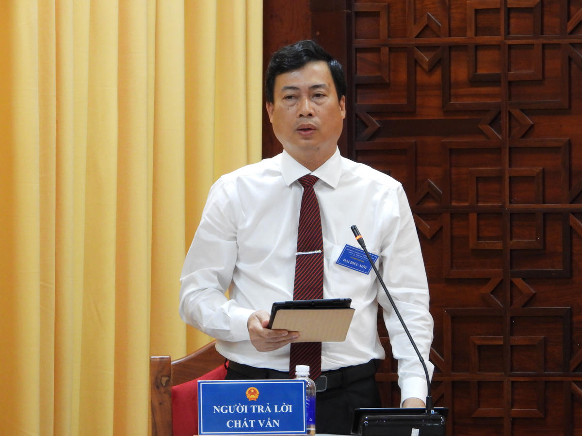 Ông Trần Hồng Tiến- Giám đốc Sở Văn hóa, Thể thao và Du lịch Đắk Lắk trả lời chất vấn tại kỳ họp. Ảnh: Thanh Nga.