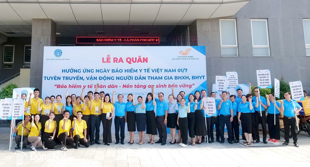 Cán bộ, nhân viên Bảo hiểm xã hội thành phố và Bưu điện thành phố bày tỏ quyết tâm tại lễ ra quân. Ảnh: Hạnh Dung