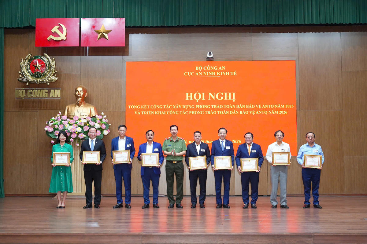 Ông Phùng Quang Hiệp - Chủ tịch Hội đồng thành viên Tập đoàn Hóa chất Việt Nam, ông Nguyễn Hữu Tú - Tổng Giám đốc Tập đoàn Hóa chất Việt Nam và ông Nguyễn Văn Đông - Tổng Giám đốc Công ty TNHH MTV Apatit Việt Nam nhận Giấy khen vì những đóng góp tích cực trong công tác xây dựng phong trào toàn dân bảo vệ an ninh Tổ quốc và bảo đảm an ninh kinh tế.