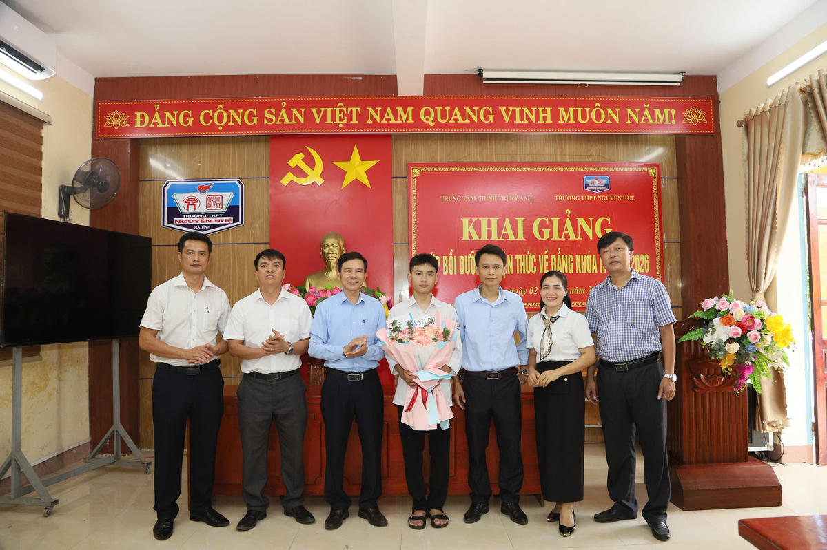 Các thầy cô giáo Trường THPT Nguyễn Huệ chia sẻ niềm vui với Nguyễn Tiến Đạt. 