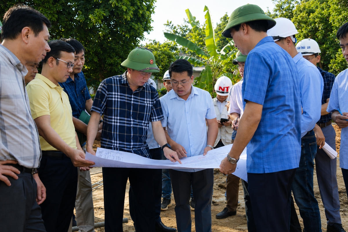 Phó Chủ tịch Thường trực UBND tỉnh Lạng Sơn, Đinh Hữu Học kiểm tra dự án tái định cư Thụy Hùng.