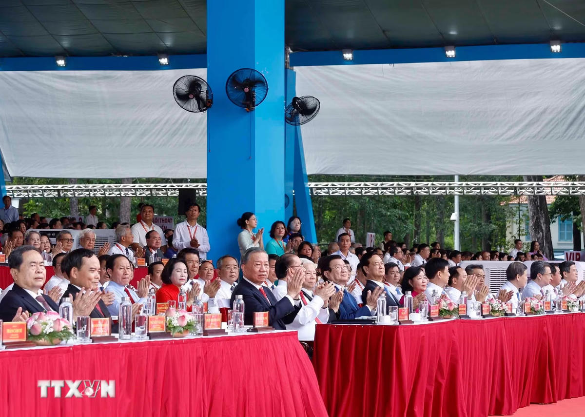 ttxvn-le-ky-niem-50-nam-thanh-pho-sai-gon-gia-dinh-mang-ten-chu-tich-ho-chi-minh16.jpg