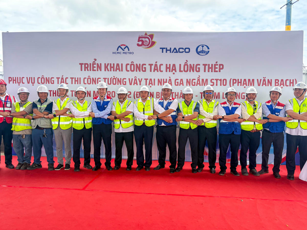 TP Hồ Chí Minh hạ lồng thép thi công ga ngầm ST10 của tuyến metro số 2